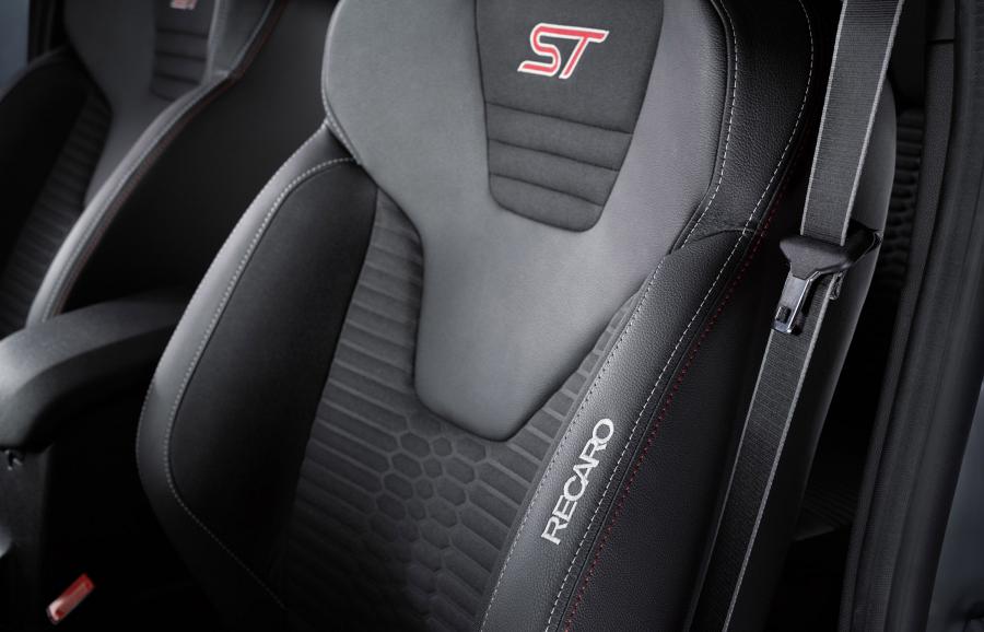 Детали интерьера Ford Fiesta ST200 2016 года  (фото 12 из 36)